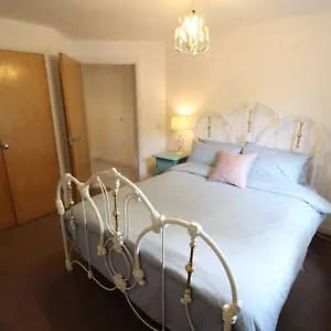 https://3-bedroom-flat-10-mins-walk-to-bay-and-city-center.cardiffhotelswales.com